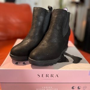 BRAND NEW Serra Size 9 Ladies Wedge Black Booties Boots shoes